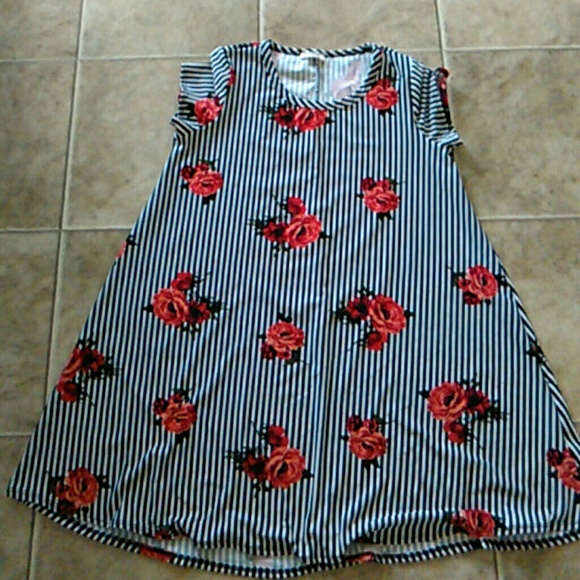 pinc Tops - Size 1x floral Tunic